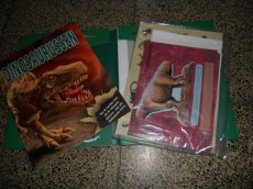 - Boek - Dinosaurussen knutselboek -